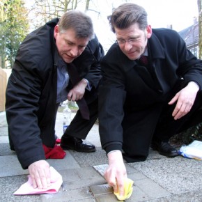 SPD-Politiker reinigten Stolpersteine im Stadtteil SPD-Politiker reinigten Stolpersteine im Stadtteil
